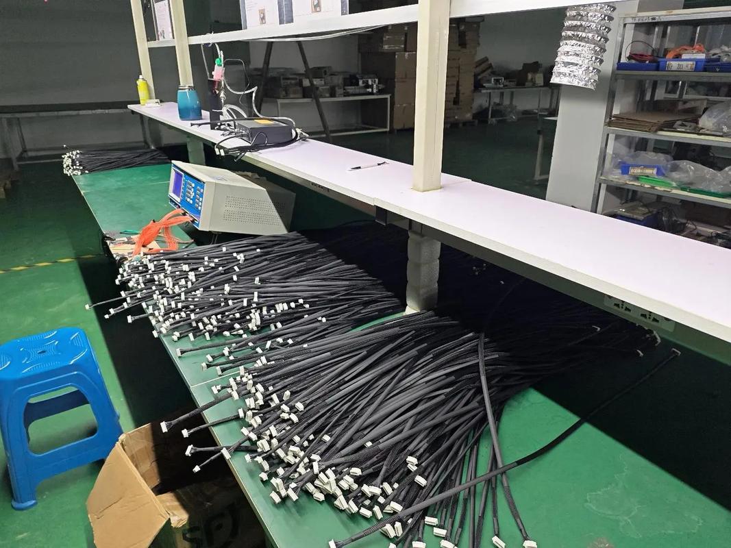 周末的工匠时光 车间一角中的电子产品线束手工活